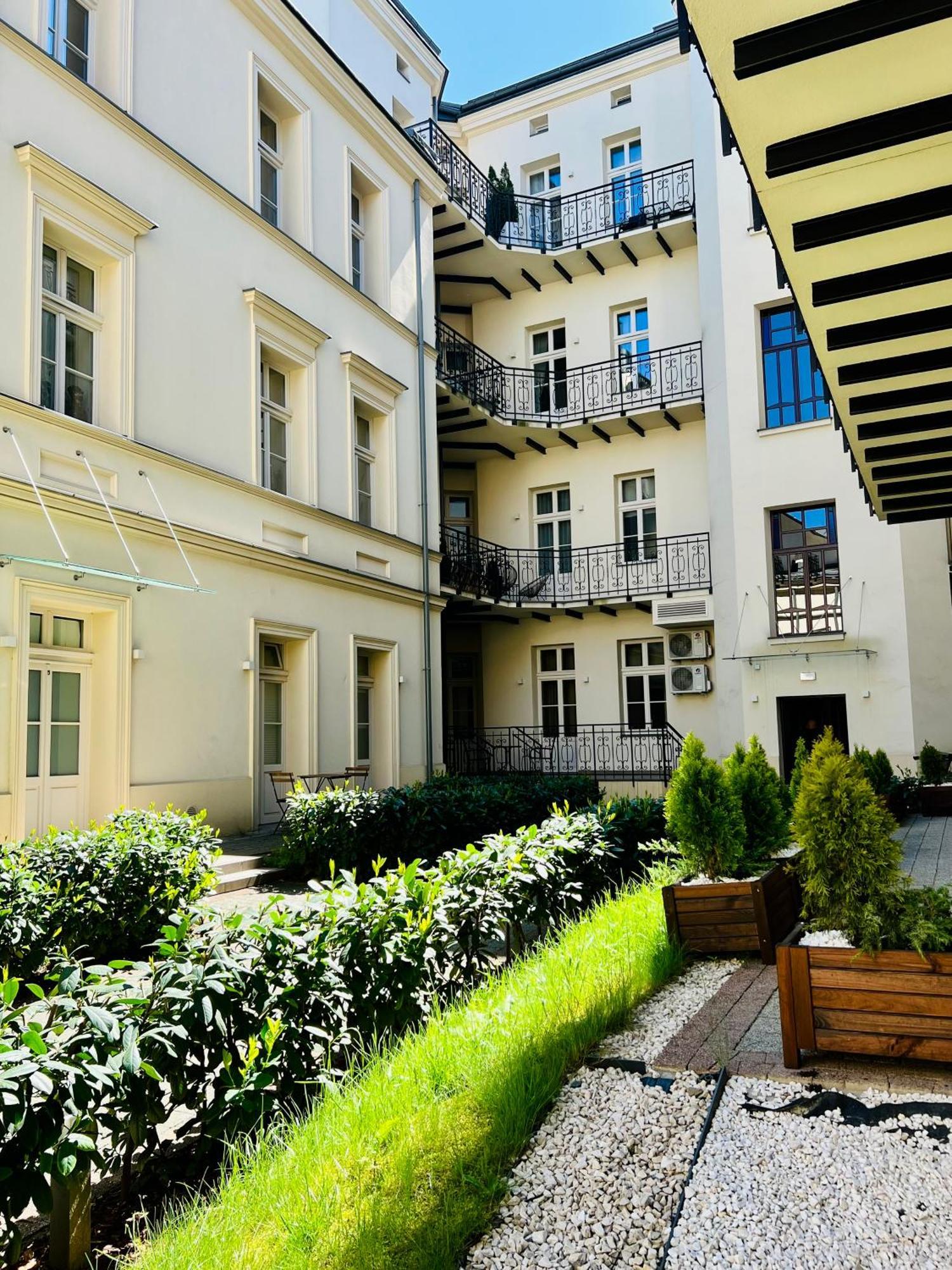 Atrium - Old Town Luxury - By Upstairs Apartment *