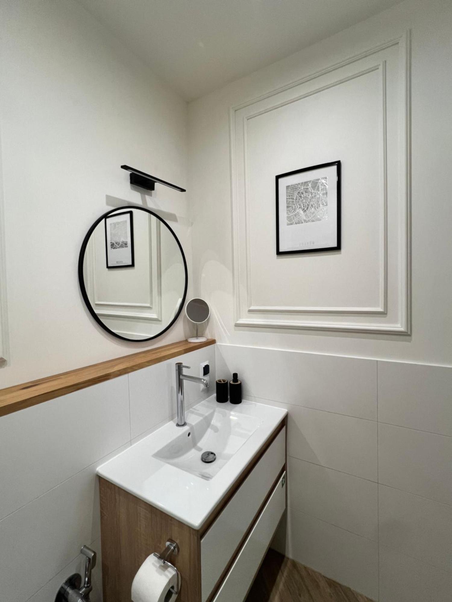 Atrium - Old Town Luxury - By Upstairs Apartment