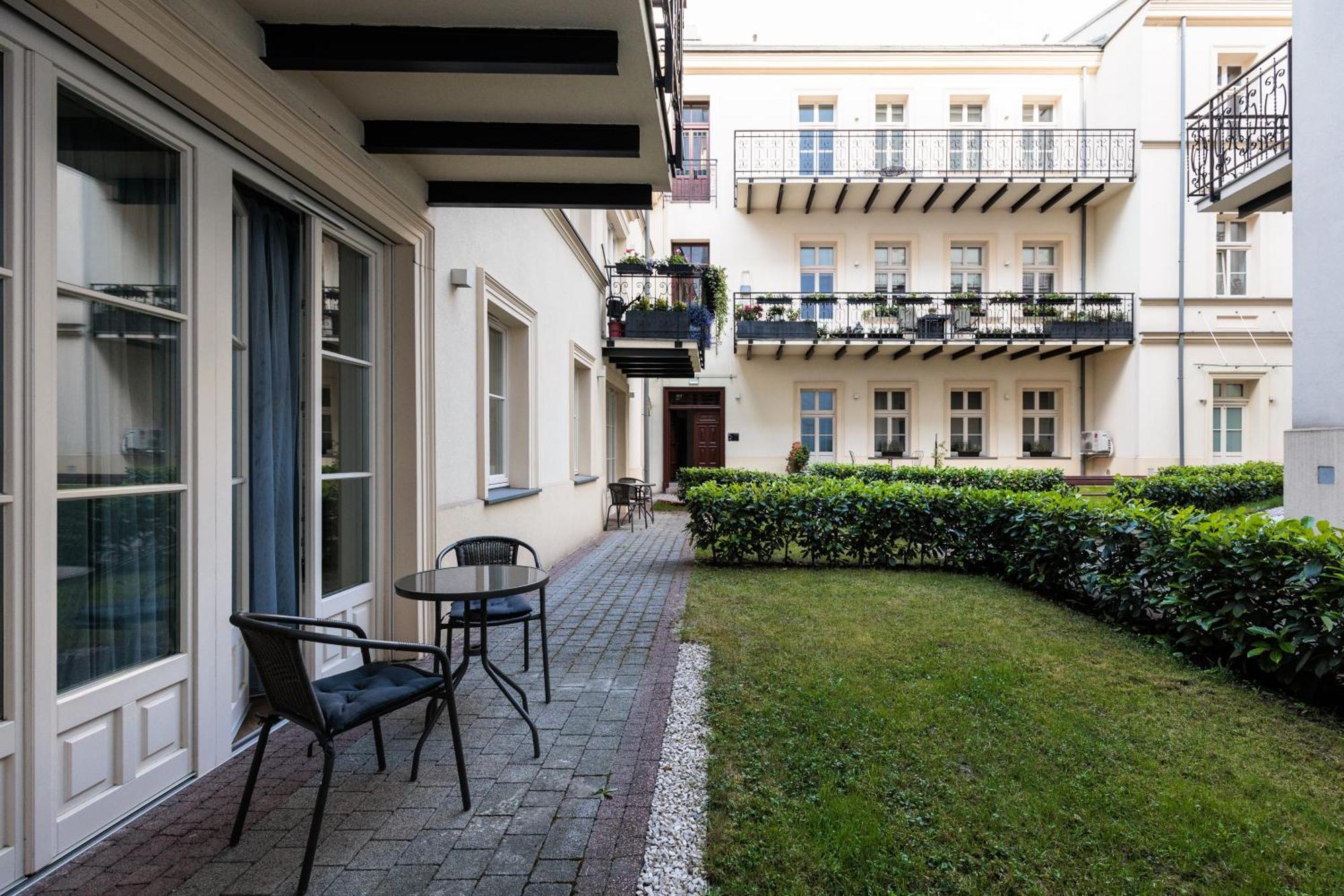 Atrium - Old Town Luxury - By Upstairs Apartment